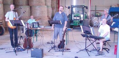 Premiere der Dorfrock-Musiker beim Straenfest