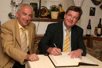 Minister St�chele beim Eintrag ins Goldene Buch der Gemeinde