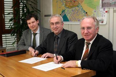 B�rgermeister Klein + Merklinger bei Vertragsunterzeichnung