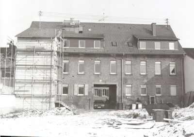 Ein Schwerpunkt der gemeindlichen Investitionen 1983: das Gemeindehaus in der Hockenheimer Str. 59, wo durch Umbau und Modernisierung insgesamt 8 Wohnungen entstanden