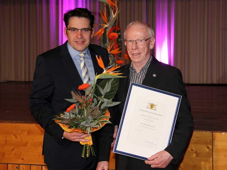 Einen ganz besonderen Dank und eine nicht alltägliche Auszeichnung vom Land Baden Württemberg, die Ehrrennadel, erhielt Peter Maier, der seit 1968 Vorstandsmitglied des Sängerbundes ist am Freitag Abend im Rahmend des Ehrungsabends der Gemeinde.