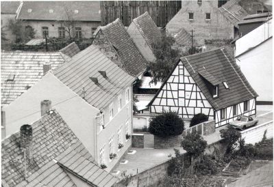 1982 gab es erste Planungen der Ortskernsanierung. Hier ein Blick von der katholischen Kirche auf die Schulstraße