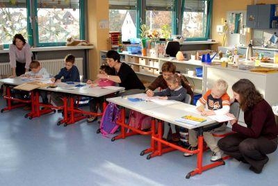 Stephen-Hawking-Schule mit Klasse in Schiller-Schule