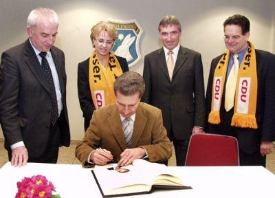 Ministerprsident Oettinger trgt sich ins Goldene Buch ein