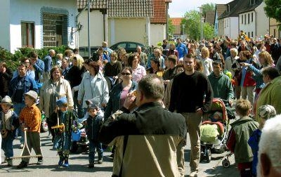 Viele Eltern begleiteten den Umzug