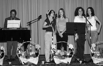 Vier Nachwuchs-Sngerinnen sangen gemeinsam Eternal Flame