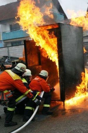 Die Feuerwehrleute bei der praktischen Brandausbildung