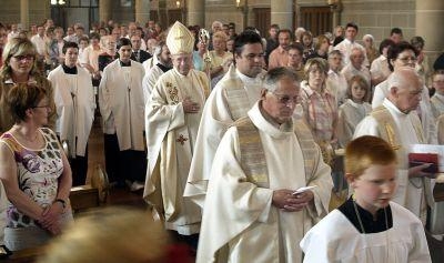 Weihbischof Rainer Klug beim Einzug in die Reilinger Kirche