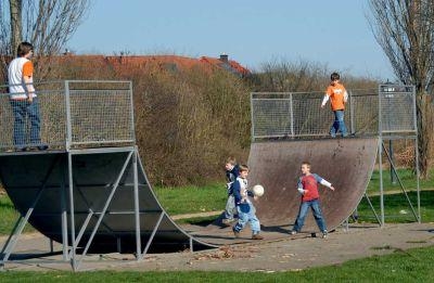 Kinder vergngten sich an der Halfpipe