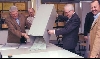 Die Urne wird im Wahlbezirk ausgeleert