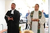 Feierliche Handlung mit beiden Pfarrern 