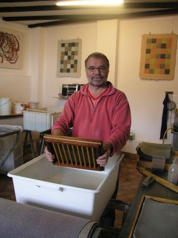 Josef Walch beim Papierschpfen 