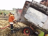 Strohbindermaschine setzt abgeerntetes Feld in Brand