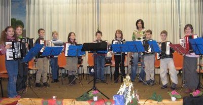 Das neugegrndete Schlerorchester mit der Dirigentin Lrch