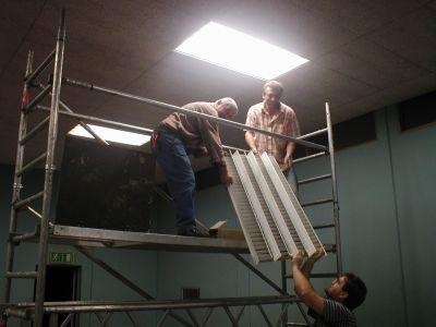 Hausmeister verbessern die Beleuchtung im Gymnastikraum II