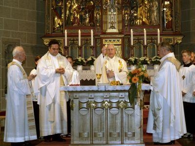 Weihbischof Rainer Klug feiert das Pontifikalamt. 