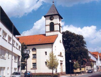 Sanierungsbedftige Auenfassade der Evangelischen Kirche 