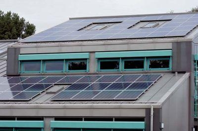 Die Photovoltaikanlage auf dem E-Gebude der Grundschule