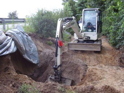 Das mit Diesel verunreinigte Erdreich wird abgegraben