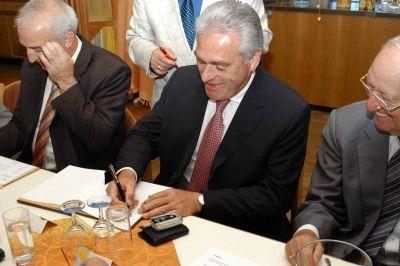 Minister Rech beim Eintrag ins Goldene Buch der Gemeinde