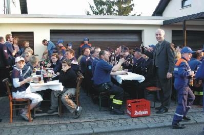 Bei Wrstchen und Bier klang der Abend aus