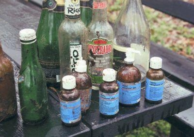 Alkohol- und Medizinflaschen en Masse