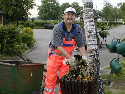 Der Friedhofswrter beim Leeren der alten Mlleimer