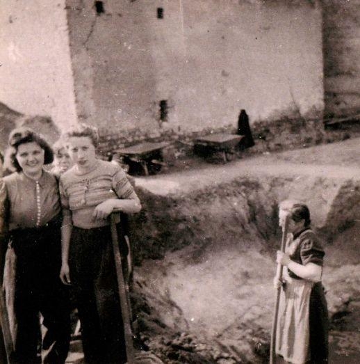 Panzerloch an der Hockenheimer Strae/ Eingang groer Herten