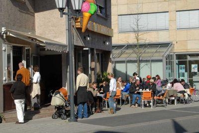 Die ersten Sonnenstrahlen brachten dem Eiskaffee Umsatz