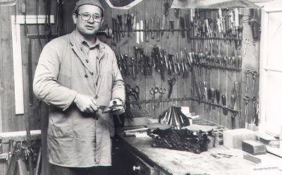Der letzte Inhaber Karl Ohnsmann in der Sattlerwerkstatt