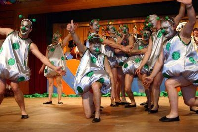 Das Mnnerballett als Raumschiffer losgelst von der Erde