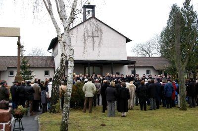 Besucher auf dem Friedhof