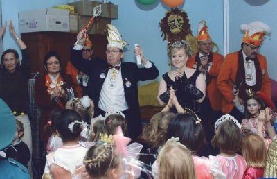 Reilinger Karnevalisten zu Besuch in den Kindergrten