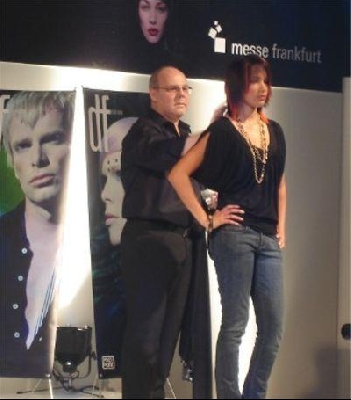 Friseurmeister Rolf Kruger auf Fachbhne der Hair & Beauty 
