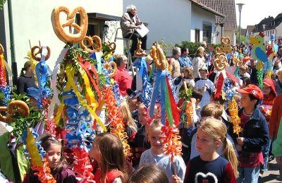Schiller-Sch�ler brachten Farbe in Sommertagsumzug
