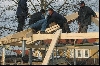 Die Helfer beim Errichten der Dachkonstruktion