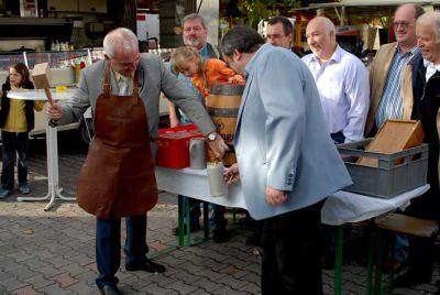 Fassbieranstich durch Brgermeister Walter Klein