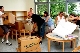 Eltern helfen beim Umzug in den neuen Kindergarten