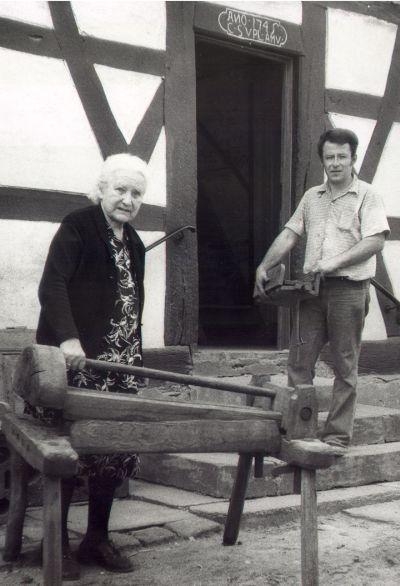 Frau Zahn bergibt die Flachsbreche fr das Heimatmuseum. 