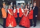 Ein nrrisch buntes Bild bot die Empfangshalle der Sparkasse