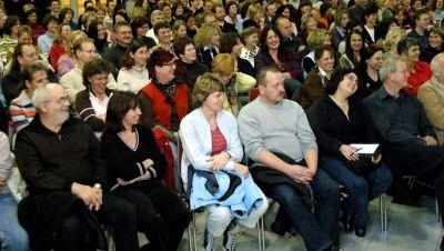 Viele Zuhrer in der Schulaula