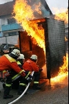 Die Feuerwehrleute bei der praktischen Brandausbildung
