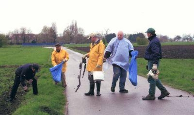Helfer suchen die Flurwege ab