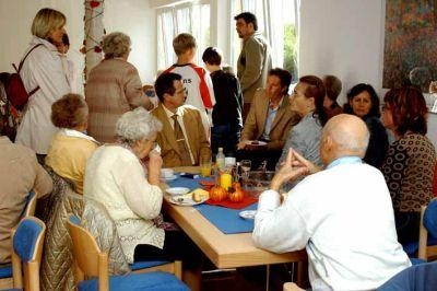 Im Aufenthaltsraum schmecken Kaffee und Kuchen