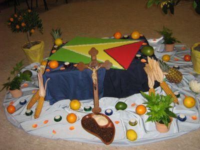 Der Altar war in den Farben Guyanas geschmckt