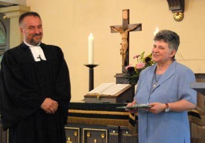 Pfarrer Nauber berreichte das Kronenkreuz