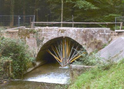 Sanierung der alten Brcke aus gelben und roten Steinen