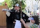 Der Burgwchter erffnete das Straenfest