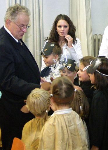 Die Kinder gestalten ein Bilderbuch f�r den Pfarrer