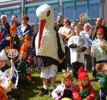 Ein Storch darf beim Sommertagsumzug nicht fehlen